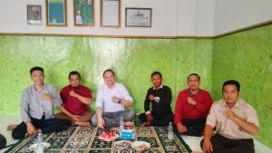 Memperkuat Sinergi Organisasi, DPC Partai Rakyat Indonesia Kabupaten Lamongan Gelar Konsolidasi Bersama Sekretaris DPD Jatim LAMONGAN — Dewan Pimpinan Cabang (DPC) Partai Rakyat Indonesia (PRI) Kabupaten Lamongan sukses menyelenggarakan rapat konsolidasi dan koordinasi internal pada Jumat, 24 Juli 2026. Pertemuan strategis ini dihadiri langsung oleh Sekretaris Dewan Pimpinan Wilayah (DPD) PRI Jawa Timur, Bapak Syaqif Constantin Kegiatan yang berlangsung hangat dan penuh kekeluargaan ini dipimpin langsung oleh Ketua DPC PRI Lamongan, Bapak Muiz, didampingi oleh Sekretaris DPC, Mas Rumanto, serta dihadiri oleh segenap jajaran pengurus DPC PRI Kabupaten Lamongan. Menjaga Kondusivitas dan Arah Perjuangan Party Agenda utama dalam pertemuan ini berfokus pada penguatan struktur partai, penyelarasan program kerja antara DPD dan DPC, serta langkah-langkah strategis dalam menyerap aspirasi masyarakat, khususnya di wilayah Kabupaten Lamongan. Dalam pengarahannya, Sekretaris DPD PRI Jatim, Bapak Musyafik, mengapresiasi soliditas dan semangat yang ditunjukkan oleh jajaran pengurus DPC PRI Lamongan. Beliau menekankan pentingnya menjaga komunikasi yang efektif serta kerja nyata di tengah-tengah masyarakat. "Konsolidasi ini menjadi momentum penting untuk menyatukan persepsi dan memperkuat barisan pengurus. Kita ingin memastikan bahwa Partai Rakyat Indonesia hadir dan memberikan manfaat nyata bagi warga Lamongan," ujar pimpinan DPC PRI Lamongan di sela-sela kegiatan. Berjalan Lancar dan Khidmat Rangkaian acara rapat koordinasi ini berjalan dengan sangat lancar, tertib, dan kondusif dari awal hingga akhir. Seluruh jajaran pengurus yang hadir tampak antusias menyimak setiap poin arahan dan berdiskusi aktif demi kemajuan partai. Acara kemudian ditutup dengan doa bersama sebagai harapan agar seluruh agenda perjuangan DPC PRI Kabupaten Lamongan ke depan selalu diberikan kelancaran dan keberkahan. Aamiin.